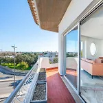 Διαμέρισμα Luxe Penthouse, Bbq, Jacuzzi, Games, Ocean View, Oura 2-min Walk - By Seareen Αλμπουφέιρα