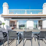 Luxe Penthouse, Bbq, Jacuzzi, Games, Ocean View, Oura 2-min Walk - By Seareen Apartmán