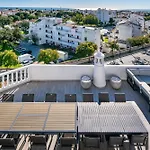 Luxe Penthouse, Bbq, Jacuzzi, Games, Ocean View, Oura 2-min Walk - By Seareen * 阿尔布费拉