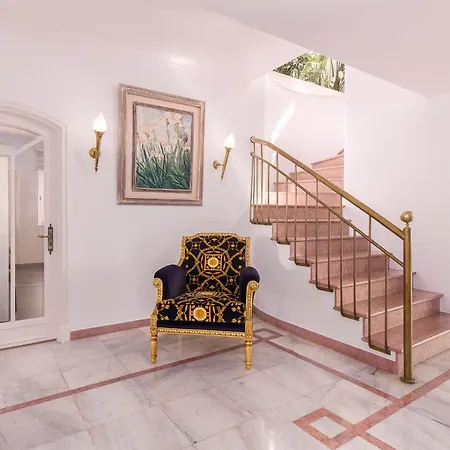 Luxe Penthouse - Prime Location By Seareen
