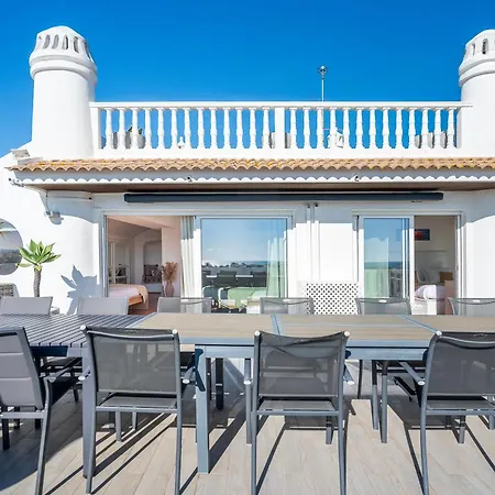 Luxe Penthouse, Bbq, Jacuzzi, Games, Ocean View, Oura 2-min Walk - By Seareen Apartman