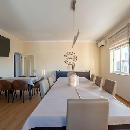 Luxe Penthouse, Bbq, Jacuzzi, Games, Ocean View, Oura 2-min Walk - By Seareen Apartman *